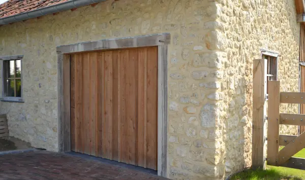 Mooie houten licht bruin klassiek garagedeur