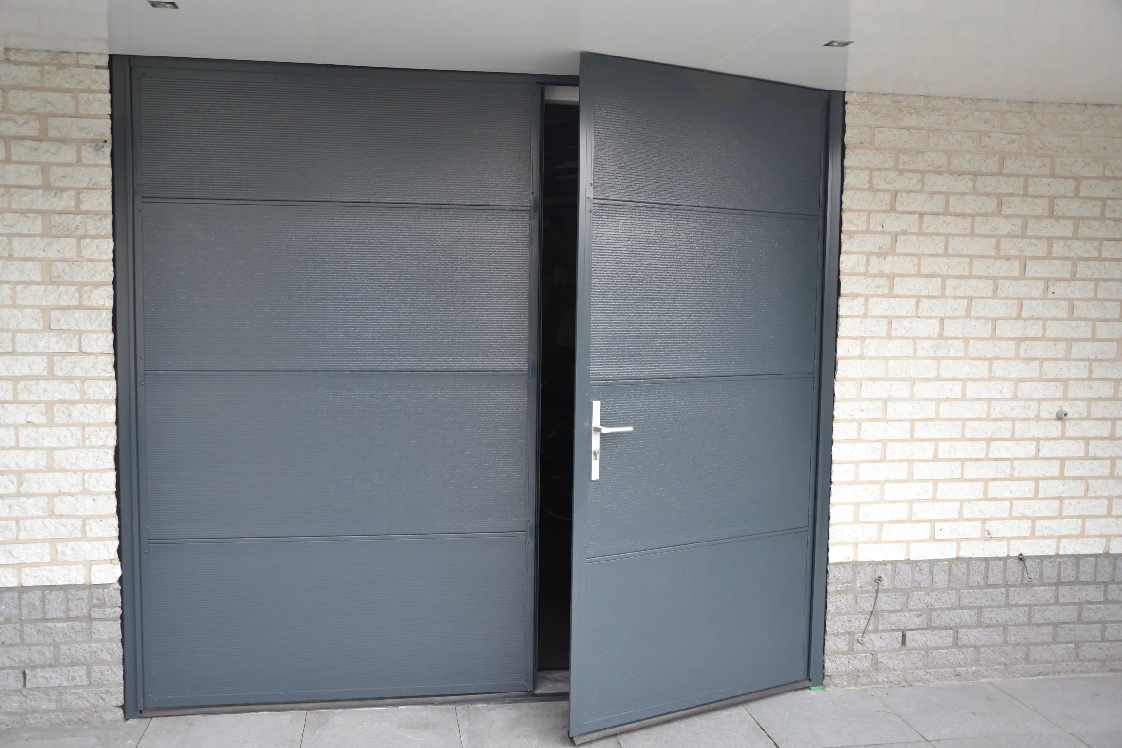 Metalen garagedeur met een openslaande deur